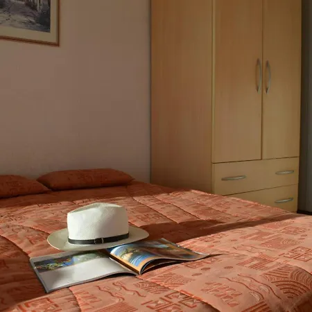 Pour 4 Personnes Avec Terrasse Et Directe Au Lavandou - Fr-1-251-251 Apartment