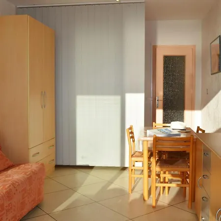 4 Pers. Avec Terrasse Sur La Au Lavandou - Fr-1-251-251 *