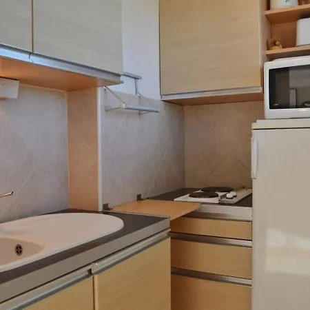 Apartment Pour 4 Personnes Avec Terrasse Et Directe Au Lavandou - Fr-1-251-251