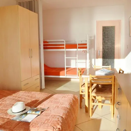 Pour 4 Personnes Avec Terrasse Et Directe Au Lavandou - Fr-1-251-251 Apartment Le Lavandou