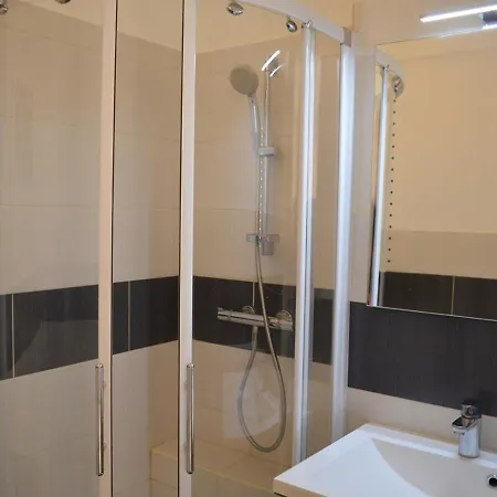 Pour 4 Personnes Avec Terrasse Et Directe Au Lavandou - Fr-1-251-251 Le Lavandou