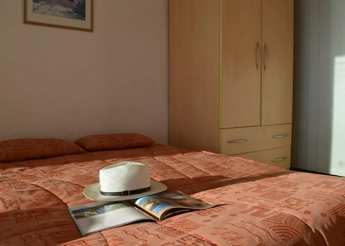 4 Pers. Avec Terrasse Sur La Au Lavandou - Fr-1-251-251 Apartmán